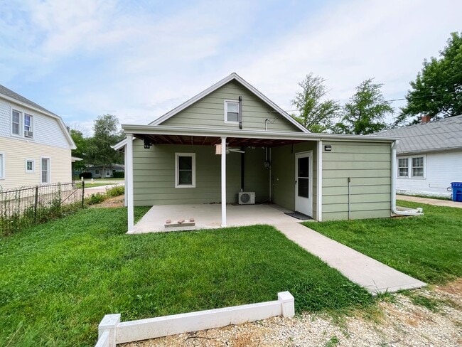 Building Photo - Cute 3 Bed 1 Bath McPherson Home in Good N...