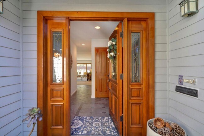 Building Photo - Stunning Central Davis Home