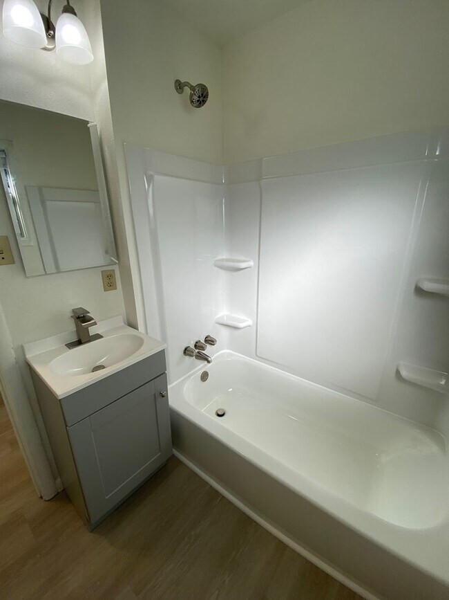 Building Photo - Rent Reduction!! 1bed/1bath Duplex within walking distance of Downtown Fairfield