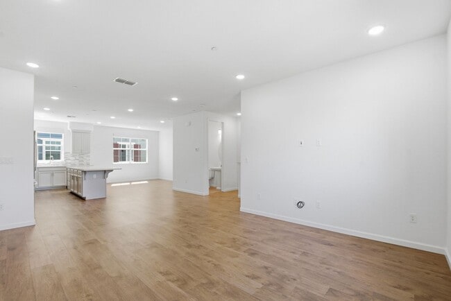 Building Photo - Spacious 3 Bed Townhome with Garage, A/C & Modern Finishes