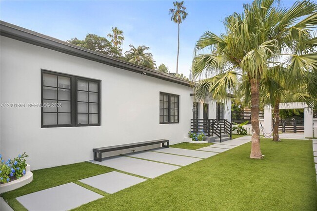 Building Photo - 733 Michigan Ave