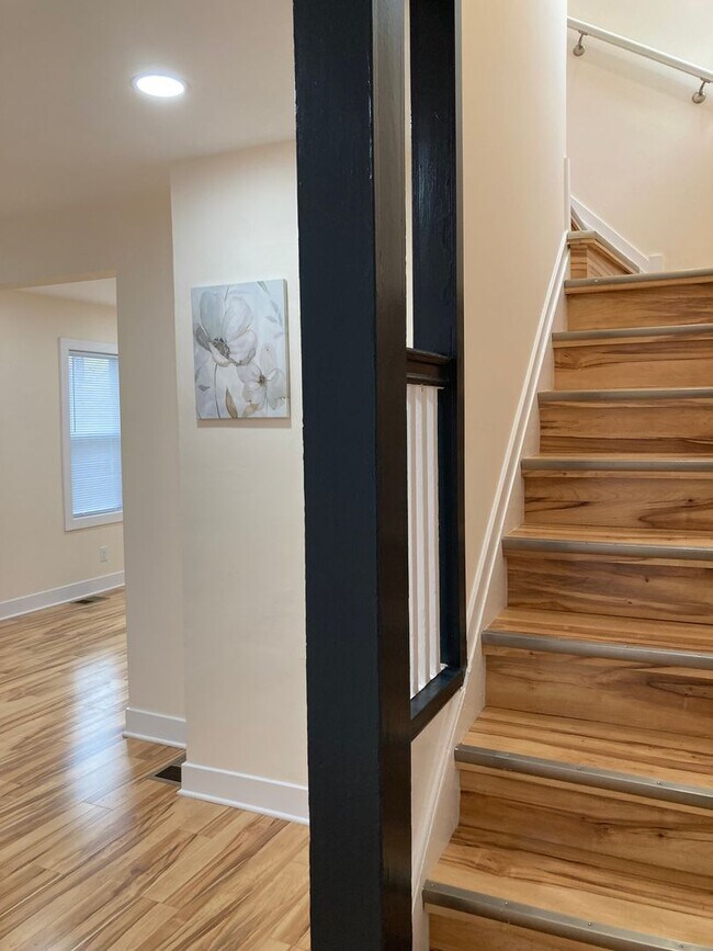 Building Photo - 2 Bedroom  Renovated Century Home Modern S...
