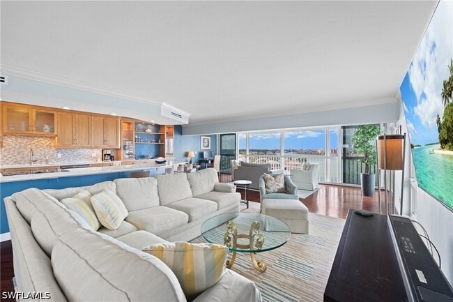 Building Photo - 250 Park Shore Dr