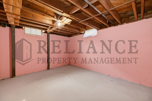 Building Photo - 374 N Hillcrest St