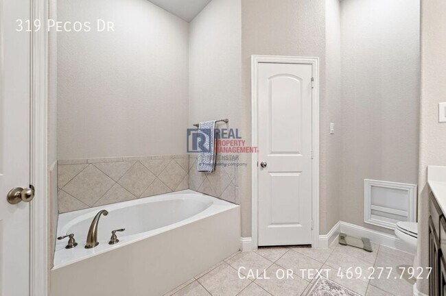 Building Photo - 319 Pecos Dr