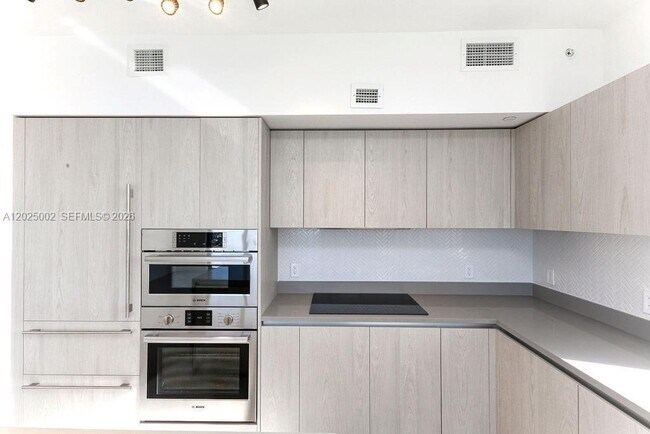 Building Photo - 4010 S Ocean Dr