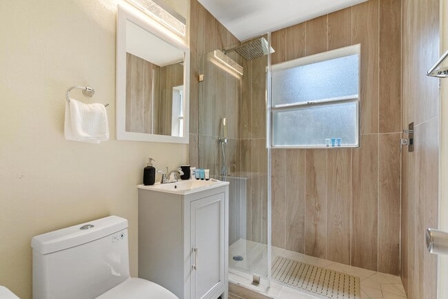 Building Photo - 20 NE 17th Ave