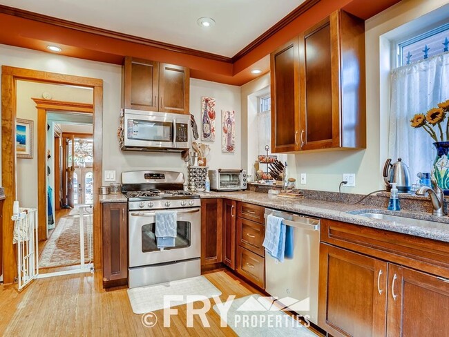 Building Photo - Gorgeous Victorian in Baker/West Wash Park
