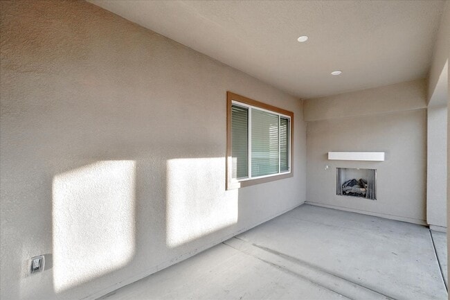 Building Photo - FULLY FURNISHED - ALMOST NEW 4 BED, 2.5 BATHS, 2 CAR GARAGE, 1 STORY IN NORTH LAKE COMMUNITY, NOR...