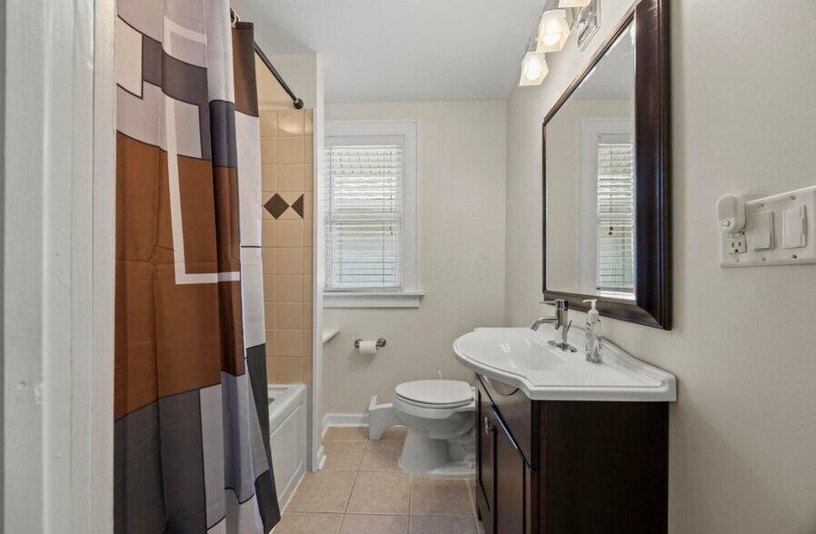 Bathroom w Jacuzzi Tub - 402 Southwood Ave