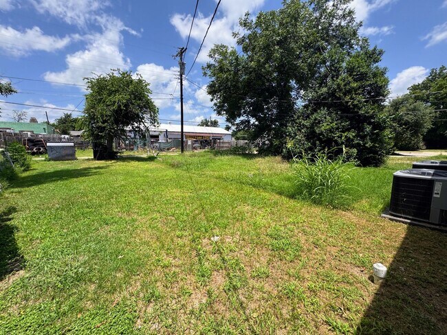 Building Photo - 306 S 23rd St