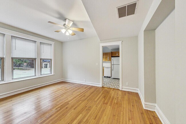 Building Photo - 4000 N Hermitage Ave