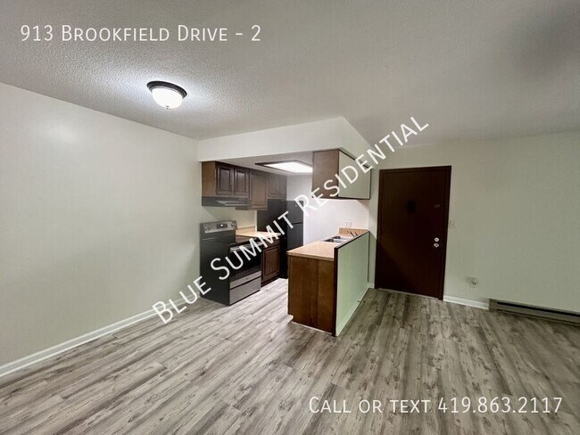 Building Photo - 913 Brookfield Dr