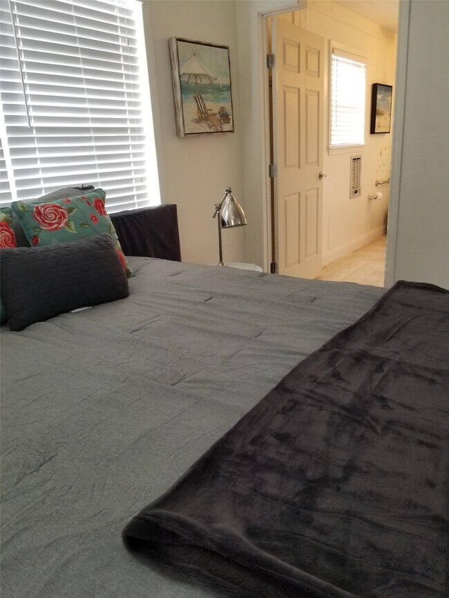 Building Photo - 4215 Hardin Dr