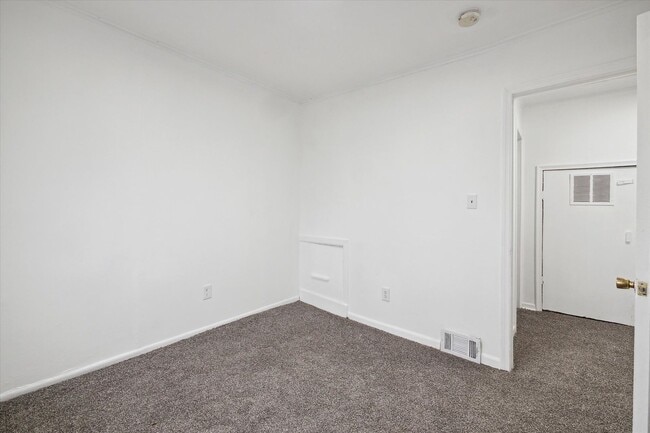 Building Photo - 3 bedroom 2 full bathrooms Warren $1,300