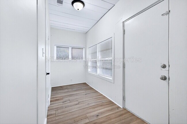Building Photo - 514 E Day St