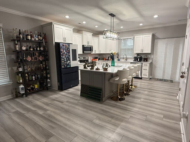 Building Photo - 1614 Hawthorne Dr