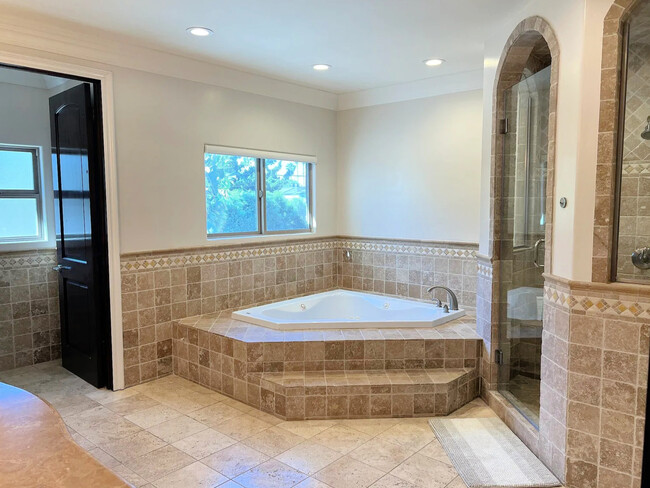 More primary bath - 4513 Tyrone Ave