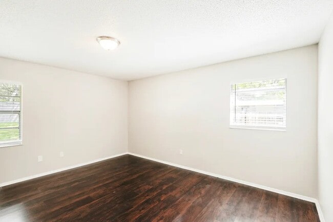 Building Photo - 1303 Village Ct