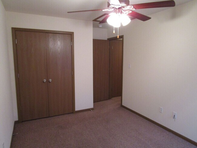 Building Photo - 501-503-503 Glenstone Dr