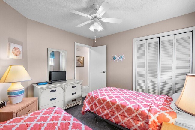 Building Photo - First Floor Seasonal Rental Available December 1, 2025-June 30, 2026-Golf Colony 40S