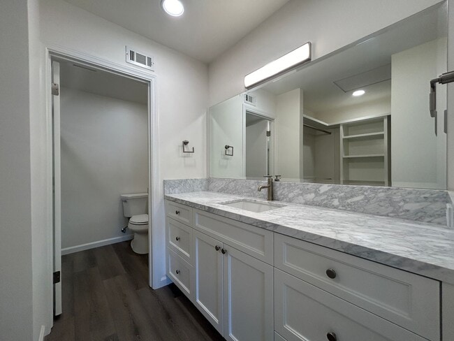 Building Photo - Spacious Newly Remodeled Townhome in Bonsa...