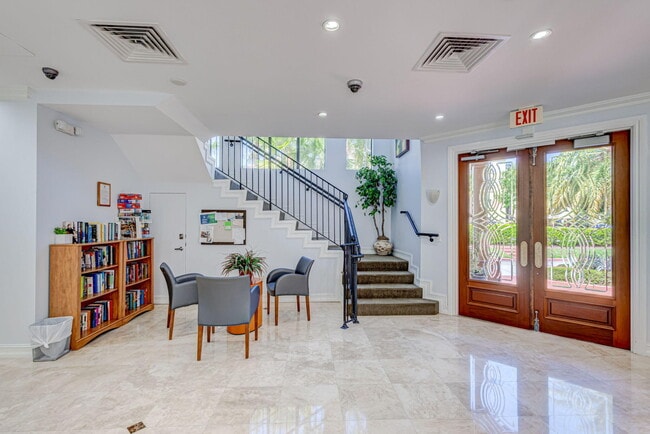 Building Photo - 500 Uno Lago Dr