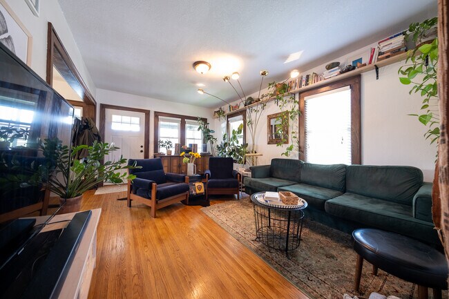 Building Photo - 817 Central Ave W