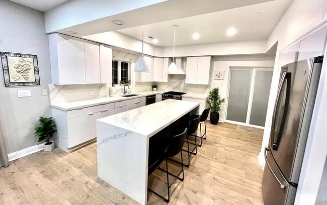 Building Photo - 909 N Burghley Ave