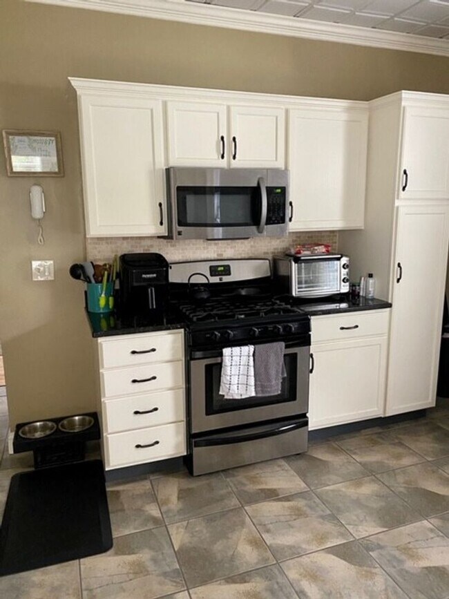 Building Photo - Spacious and Updated 2 Bd 1 Bath In Dedham...