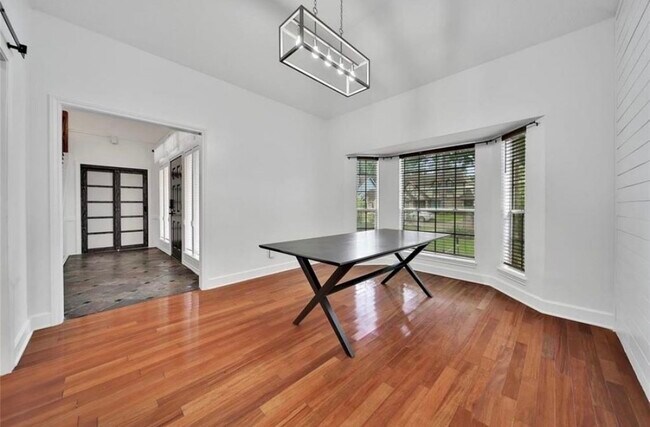 Building Photo - 12922 Lentando Dr