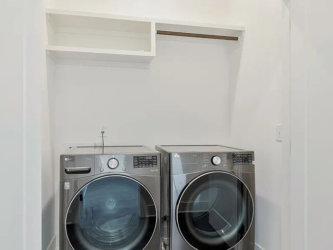 Building Photo - "Spacious 4-Bed Townhouse Oasis in Nashville – 2,500 Sq. Ft. of Modern Comfort!"