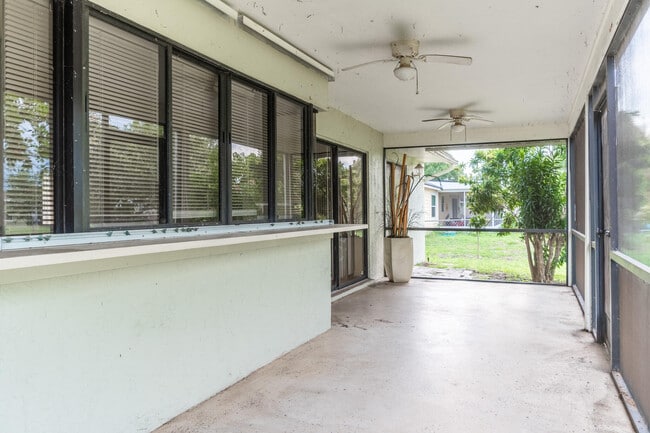 Building Photo - 607 SW Lucero Dr
