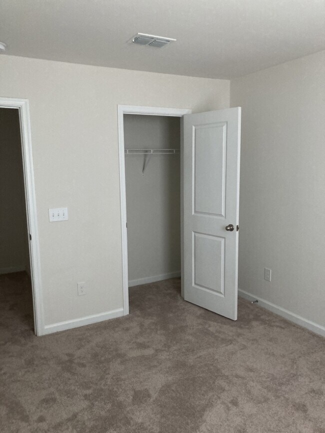 Building Photo - 5 Bedroom 2.5 Bathroom House
