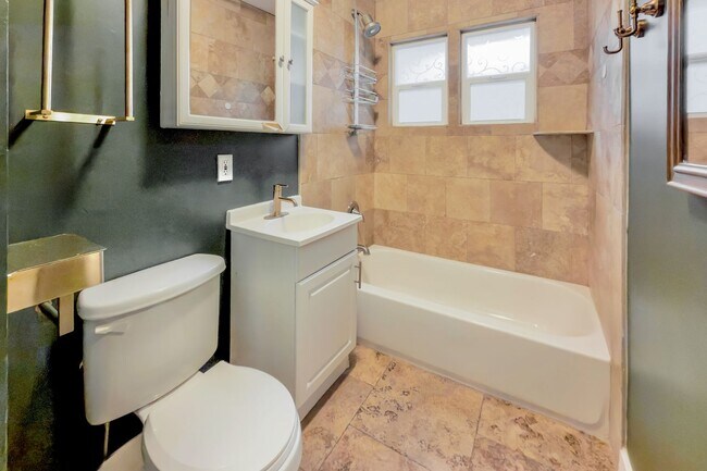 Building Photo - Charming 3-Bed, 1.5-Bath Home with Garage & Modern Comforts - Available NOW!