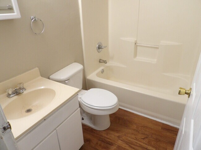 Building Photo - 35 Ashwood Ct