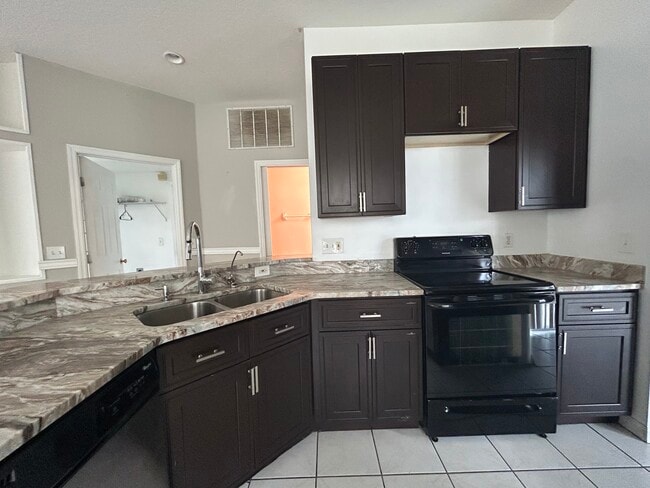 Building Photo - 1752 Cambridge Village Ct