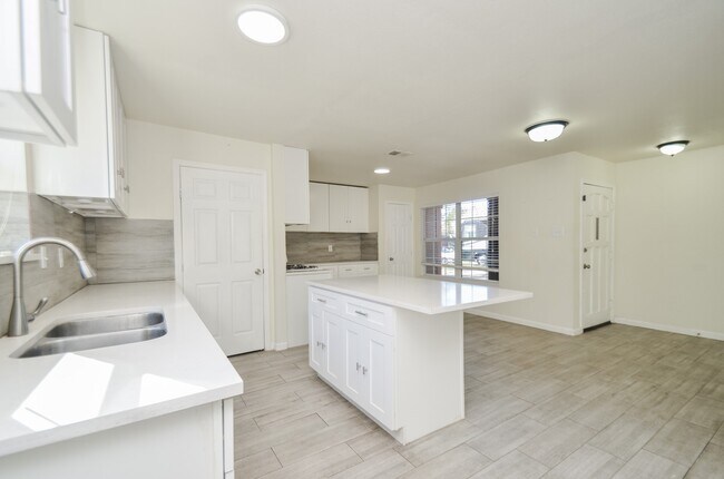 Building Photo - 17614 Sundrop Ln