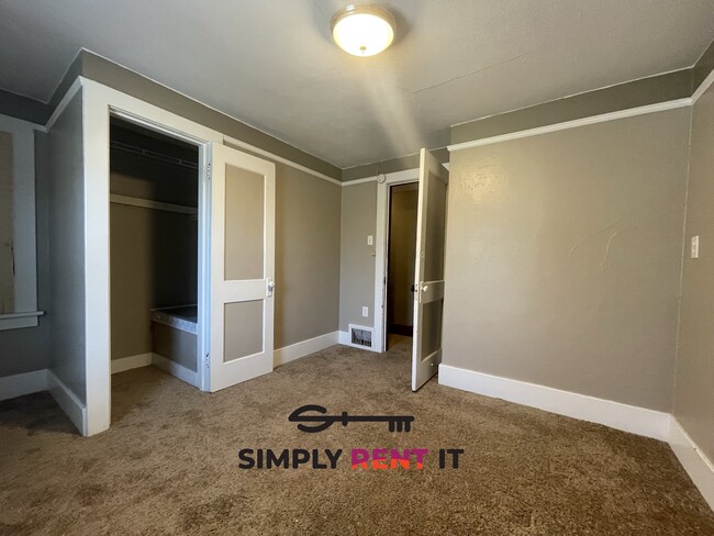 Building Photo - Renovated Triplex with 2 Bedrooms On Campus!