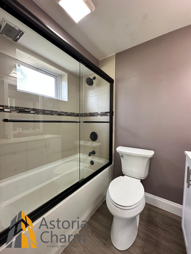 Building Photo - Spacious 4 Bedroom + Den Home with Private...