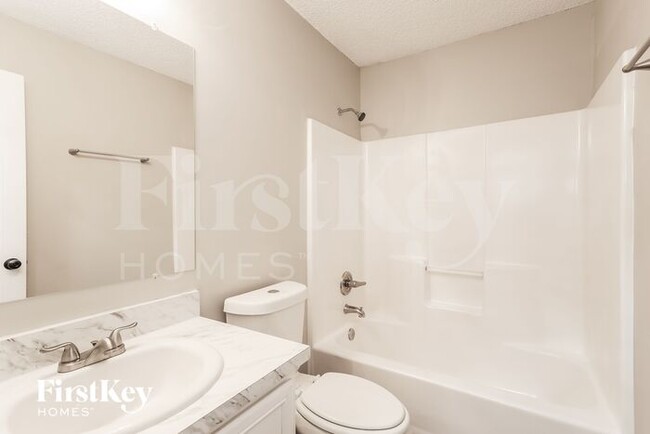 Building Photo - 1598 Twin Oak Dr W