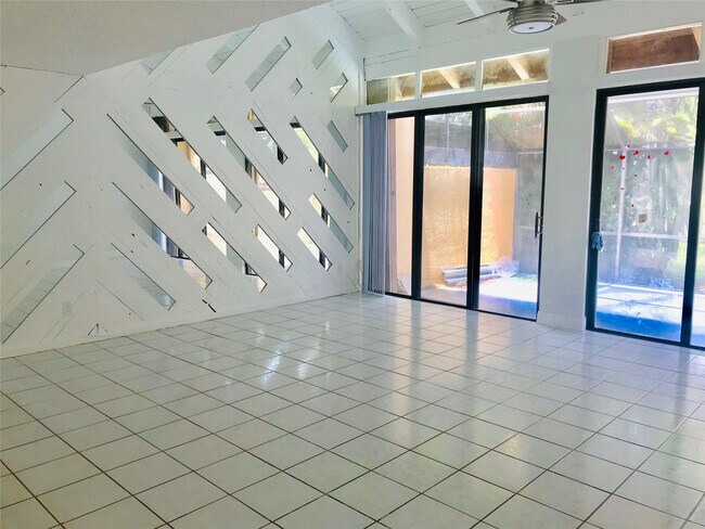 Building Photo - 1640 W Golfview Dr