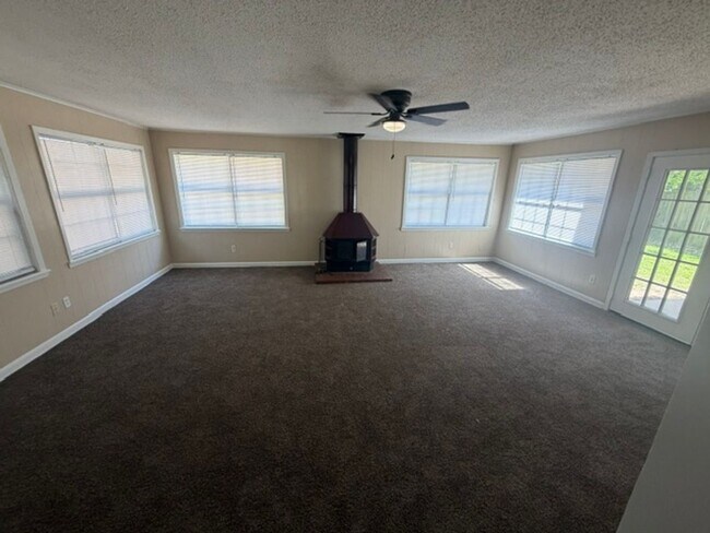 Building Photo - Beautiful Southern Hills 3 Bedroom Home