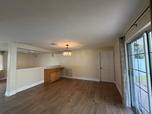 Building Photo - 104 Oakwood Ave
