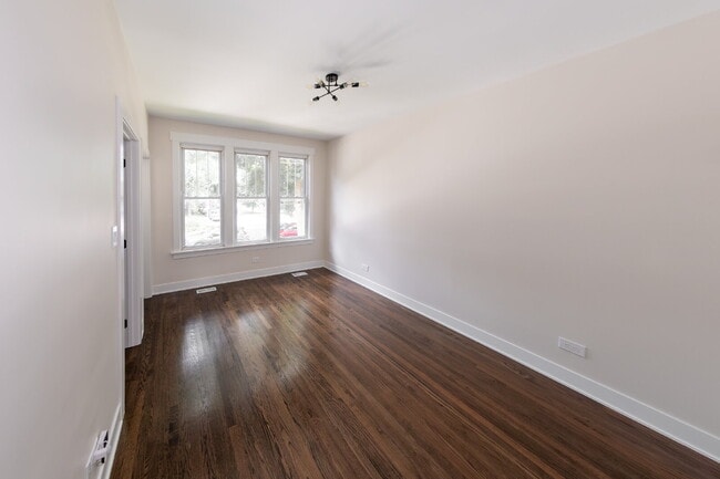 Building Photo - Beautiful 4 Bed 2 Bath home in the heart of Irving Park!