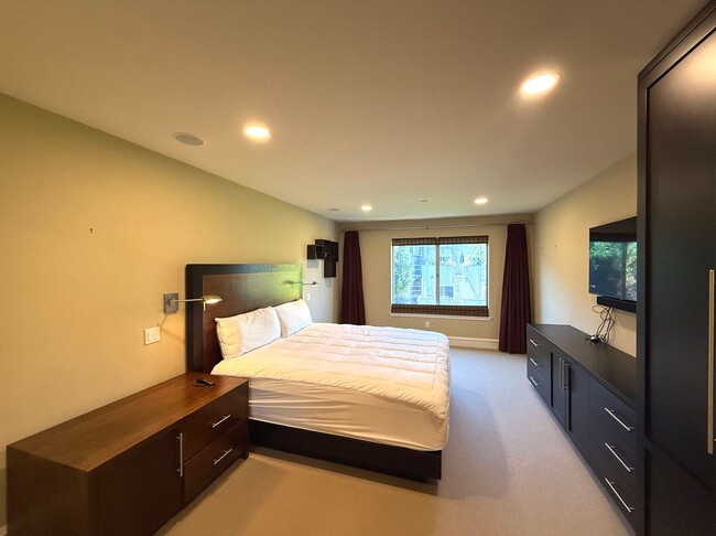 Building Photo - HUGE MODERN BRIGHT Potrero Hill Top Floor ...