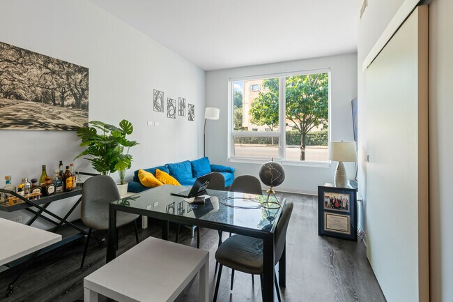 Building Photo - Grand 1 Bed