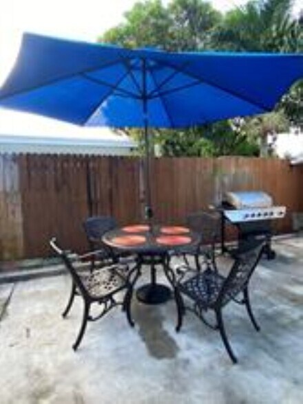 Building Photo - 541 NE 58th Ct