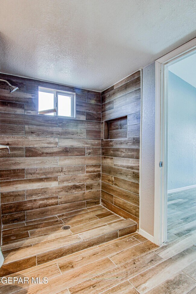 Building Photo - 6001 Morning Glory Cir
