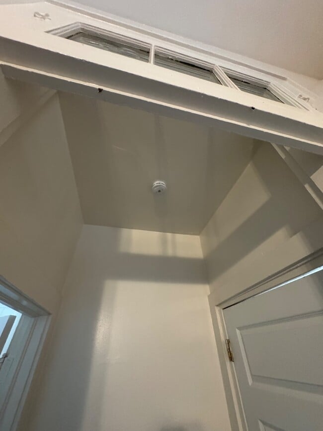 Building Photo - 922 N Roman St